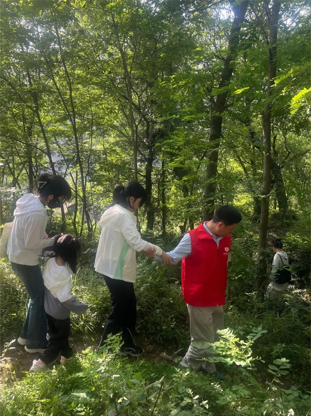 尊龙凯时 - 山海深情，，，，爱归初心——“尊龙凯时心·陇南行”运动圆满落幕